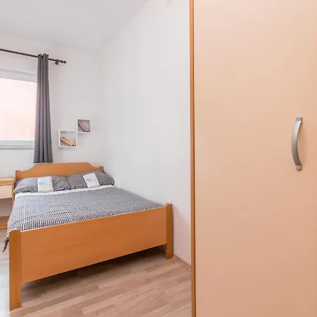 Lägenhet Cozy In With Wifi Biograd Na Moru